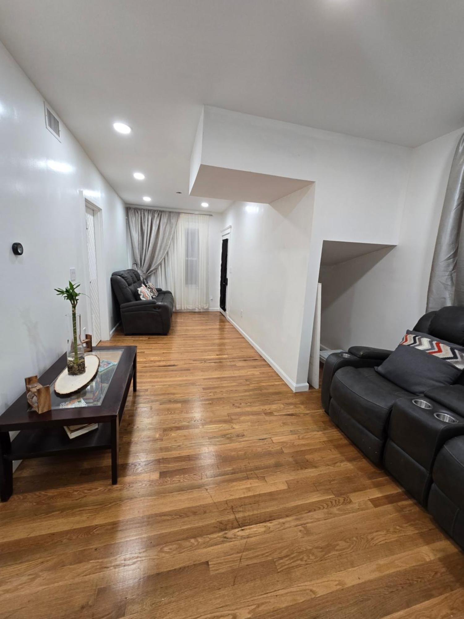 Beautiful Bedroom - New Renovation Habitación en casa particular Boston
